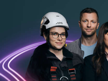 Ein Ausschnitt aus einem sechsteiligen Instagram-Grid. Zu sehen sind zwei Personen vor einem blaugrauen Hintergrund, die von einem pink-violetten Visual in Form eines Ringes eingekreist werden.